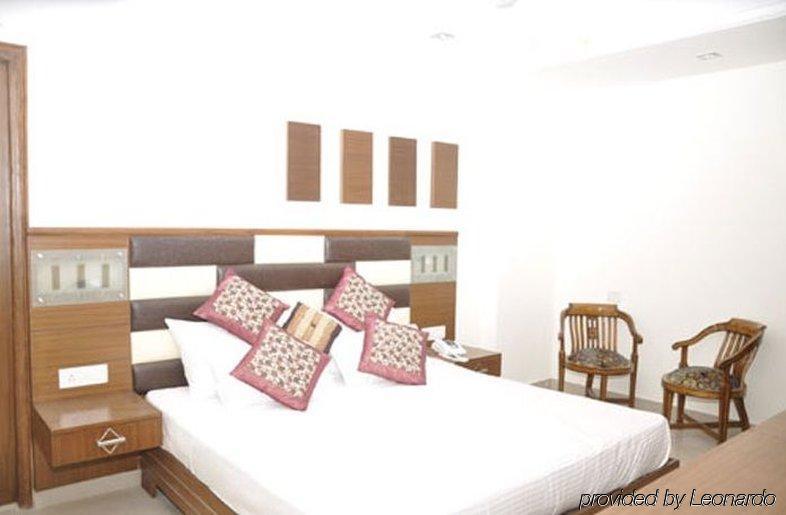 Hotel Sarthak Palace Near Karol Bagh Metro Station New Delhi Exterior photo