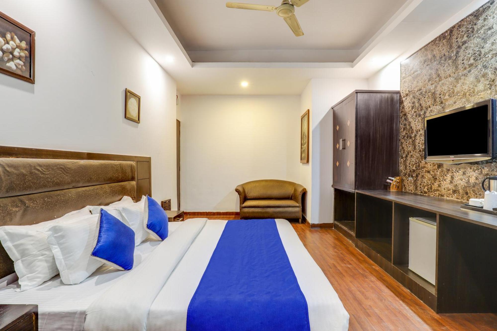 Hotel Sarthak Palace Near Karol Bagh Metro Station New Delhi Exterior photo