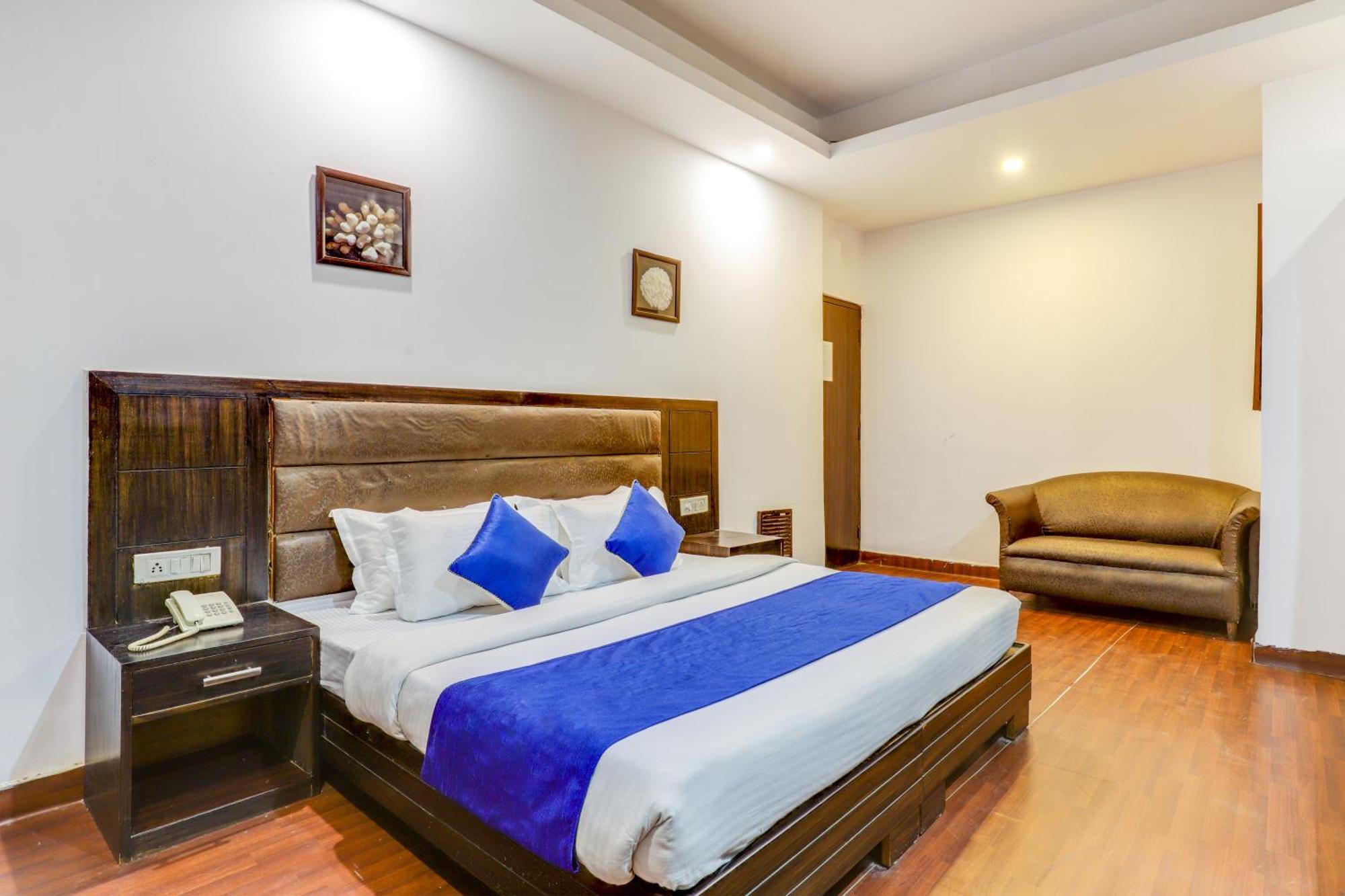 Hotel Sarthak Palace Near Karol Bagh Metro Station New Delhi Exterior photo