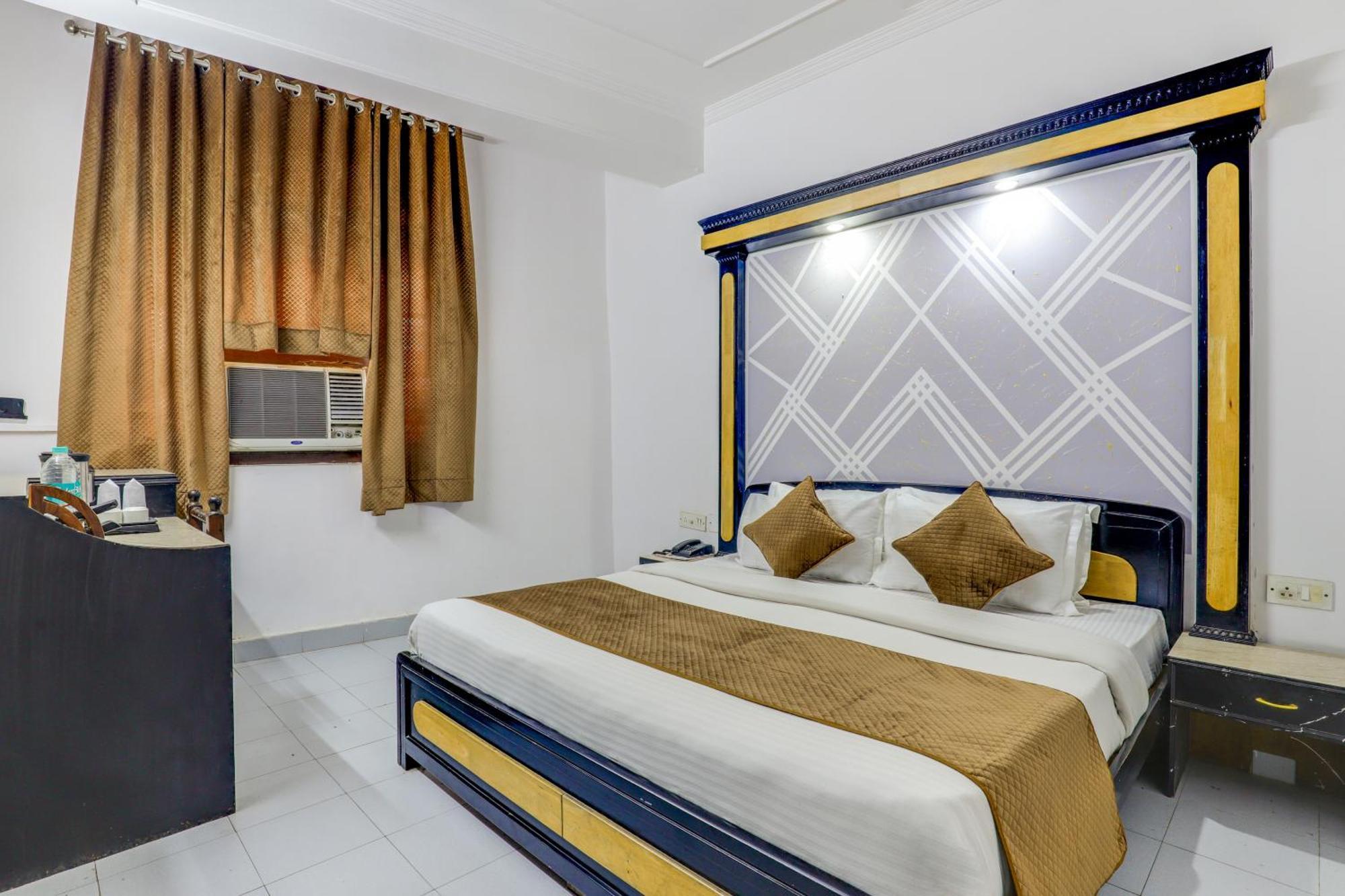 Hotel Sarthak Palace Near Karol Bagh Metro Station New Delhi Exterior photo