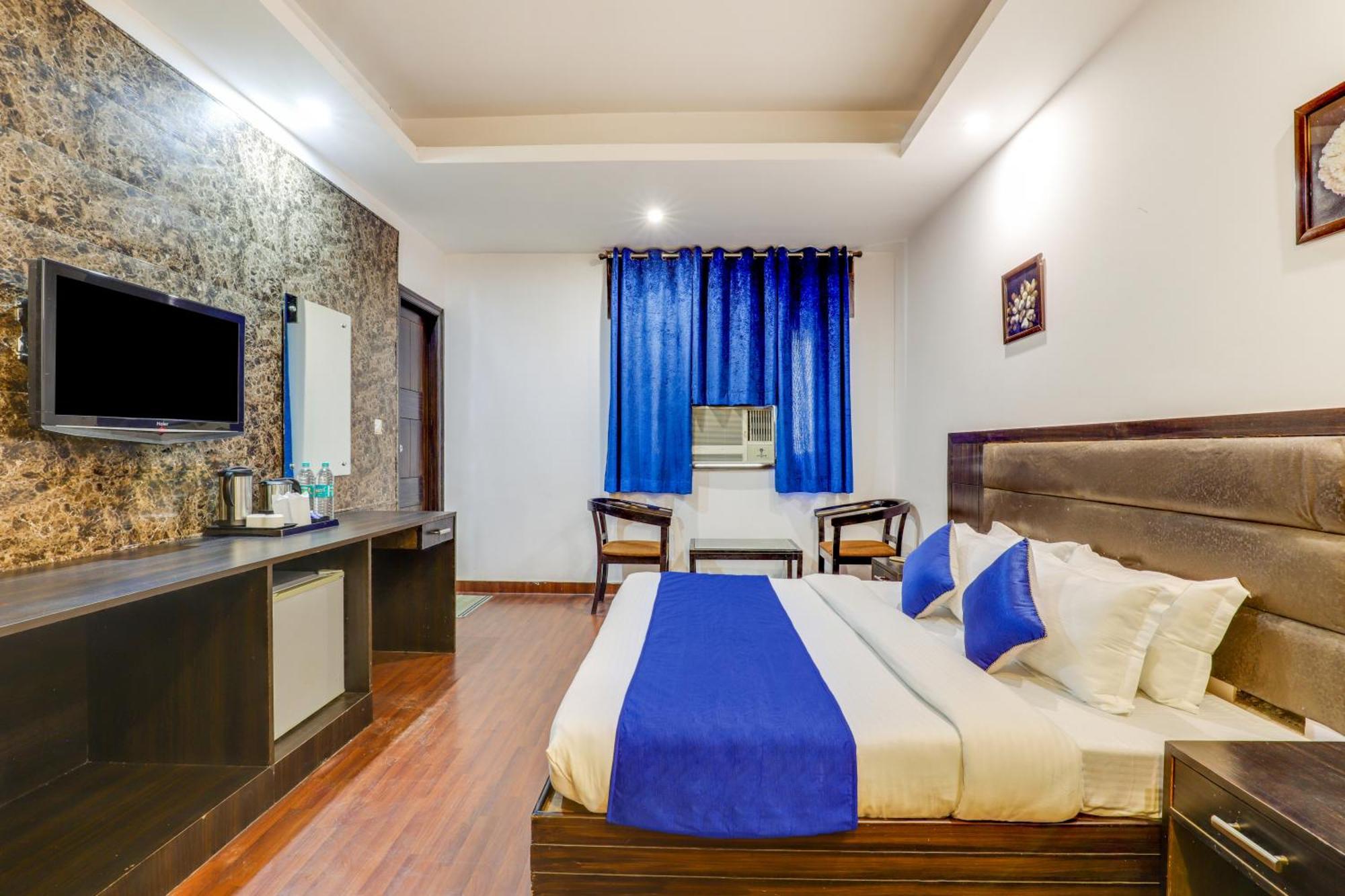 Hotel Sarthak Palace Near Karol Bagh Metro Station New Delhi Exterior photo