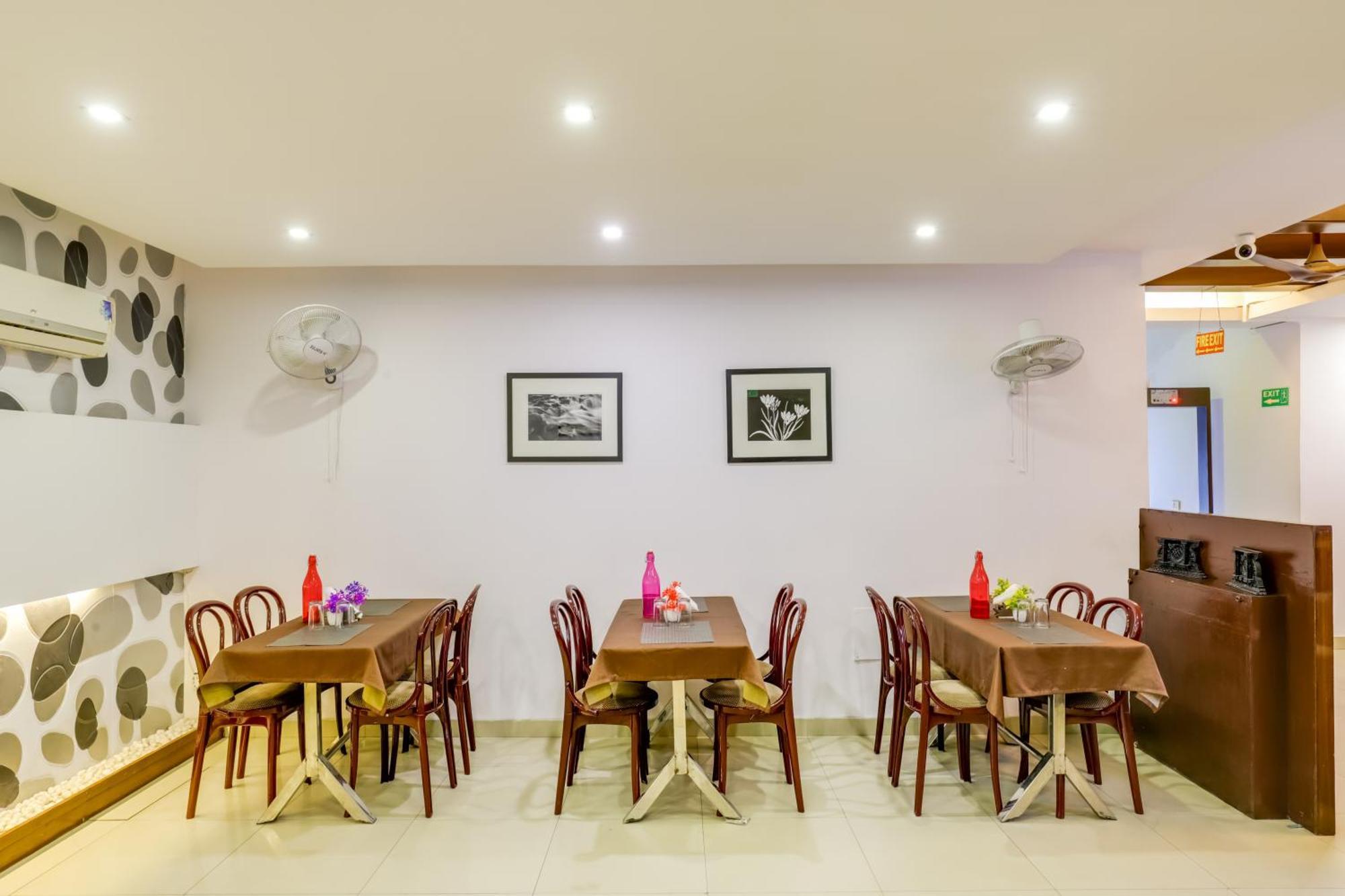 Hotel Sarthak Palace Near Karol Bagh Metro Station New Delhi Exterior photo