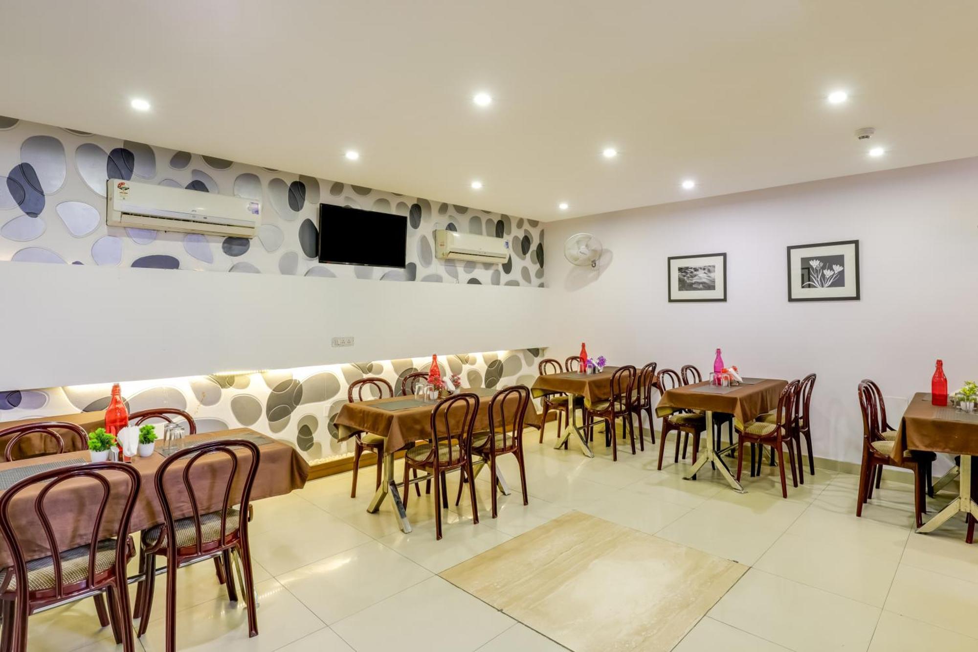 Hotel Sarthak Palace Near Karol Bagh Metro Station New Delhi Exterior photo