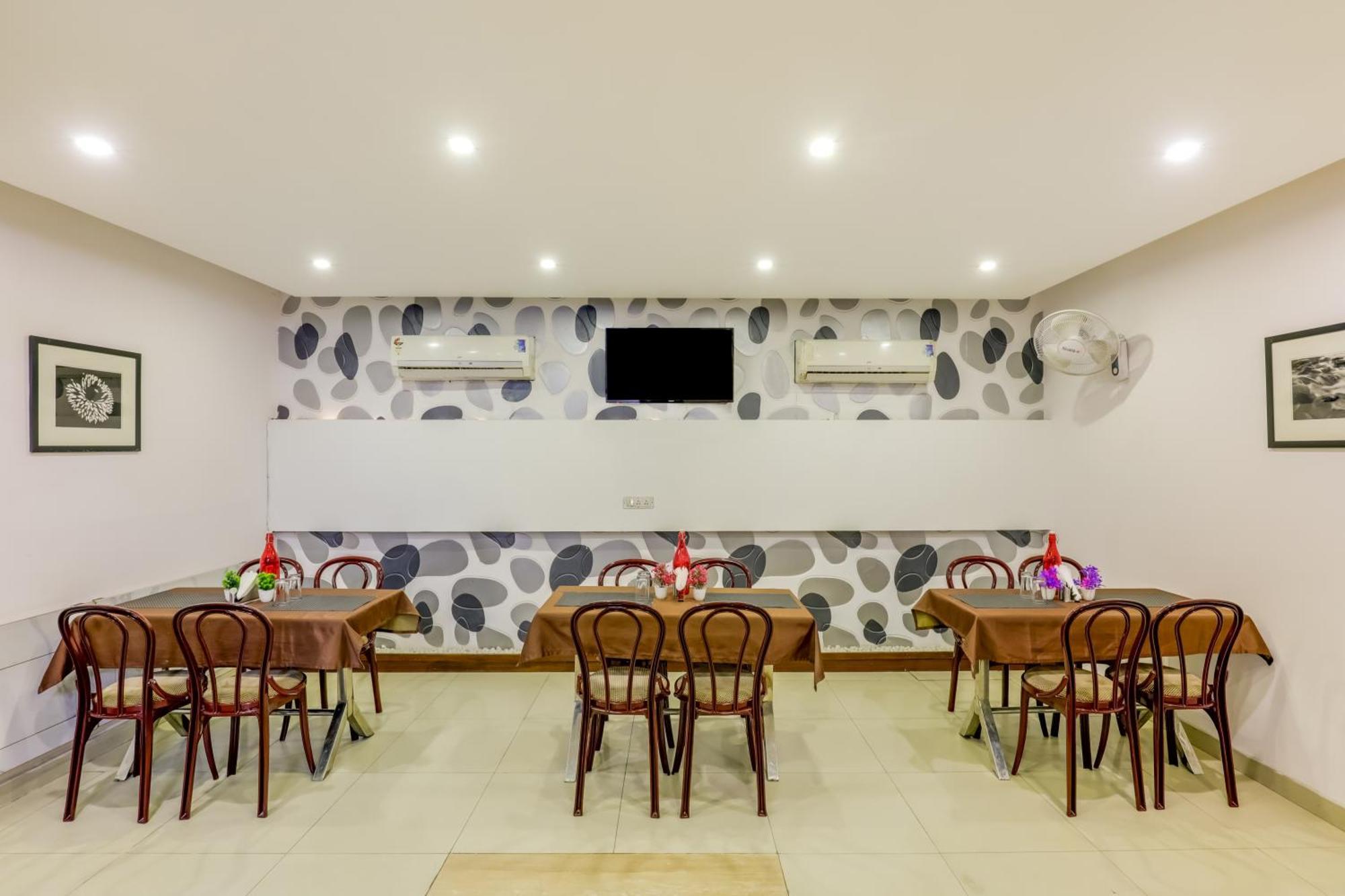 Hotel Sarthak Palace Near Karol Bagh Metro Station New Delhi Exterior photo