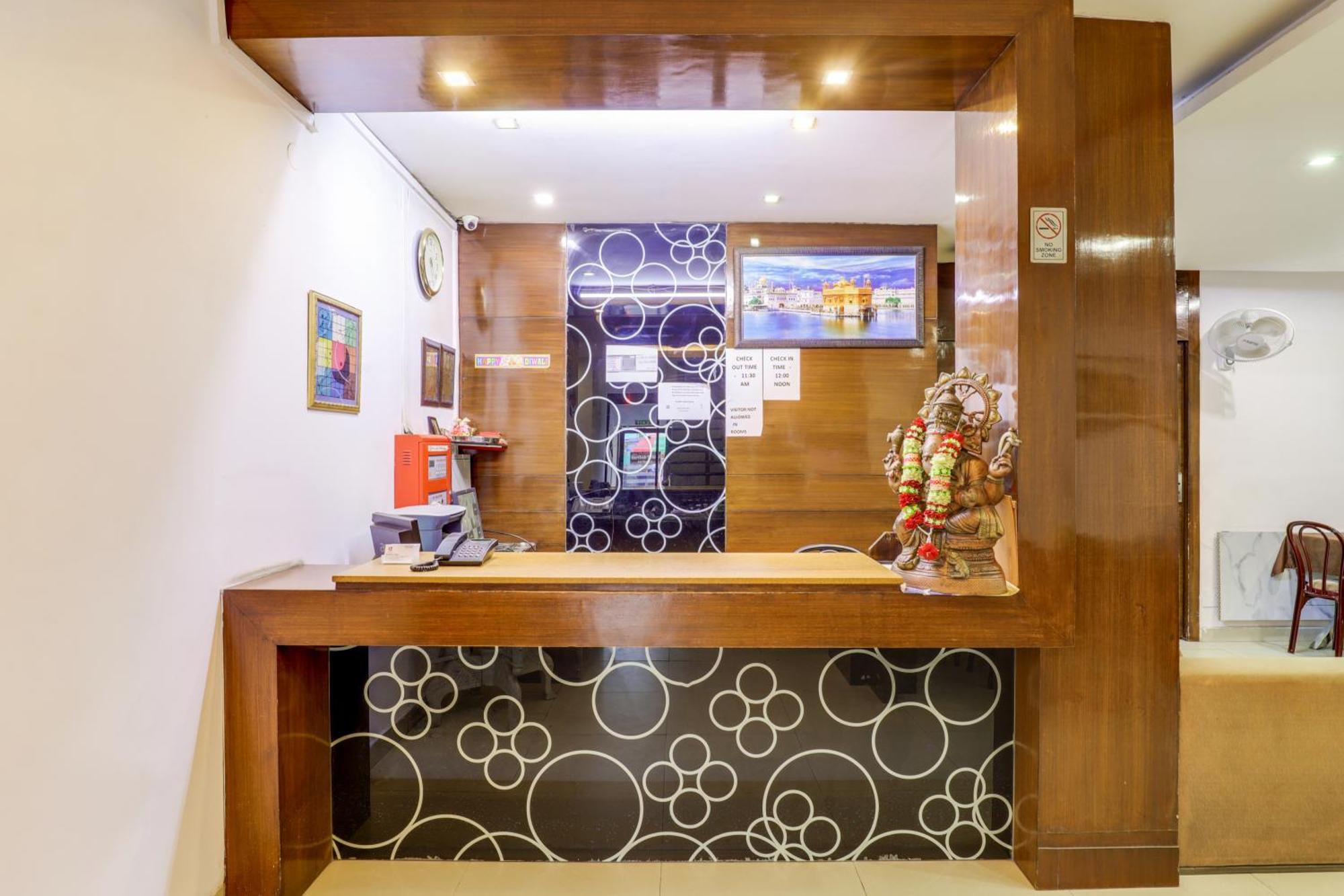 Hotel Sarthak Palace Near Karol Bagh Metro Station New Delhi Exterior photo