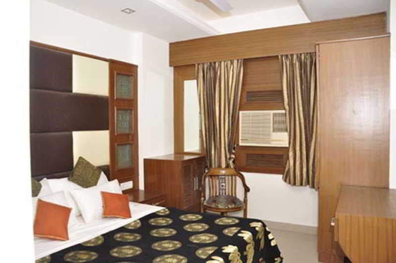 Hotel Sarthak Palace Near Karol Bagh Metro Station New Delhi Exterior photo