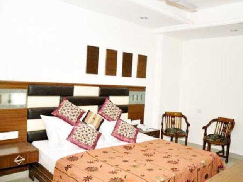 Hotel Sarthak Palace Near Karol Bagh Metro Station New Delhi Room photo
