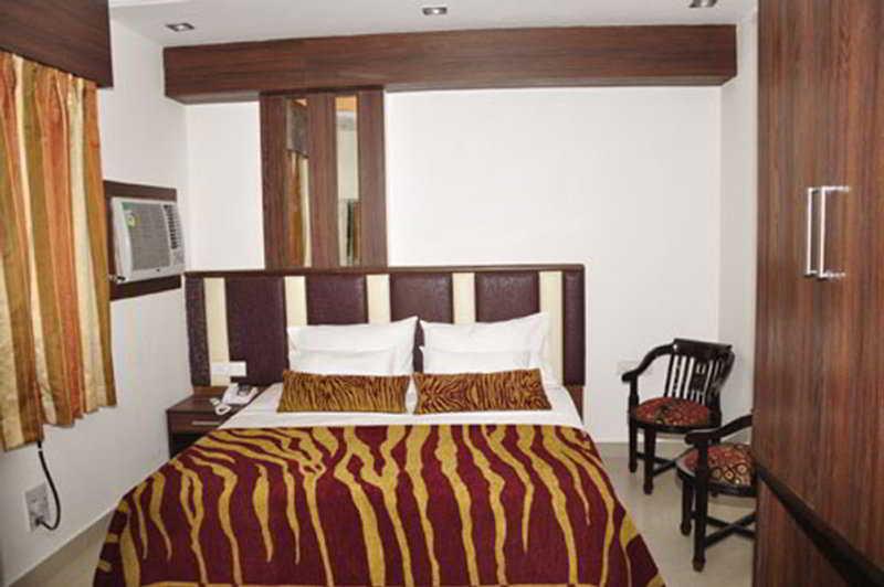 Hotel Sarthak Palace Near Karol Bagh Metro Station New Delhi Room photo