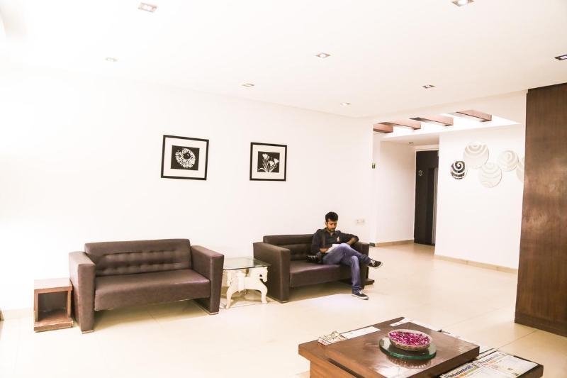 Hotel Sarthak Palace Near Karol Bagh Metro Station New Delhi Exterior photo