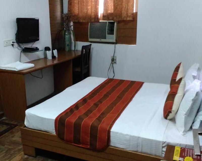 Hotel Sarthak Palace Near Karol Bagh Metro Station New Delhi Exterior photo