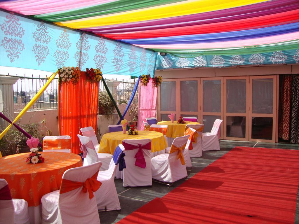 Hotel Sarthak Palace Near Karol Bagh Metro Station New Delhi Exterior photo
