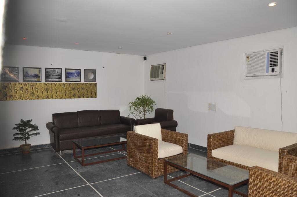 Hotel Sarthak Palace Near Karol Bagh Metro Station New Delhi Exterior photo