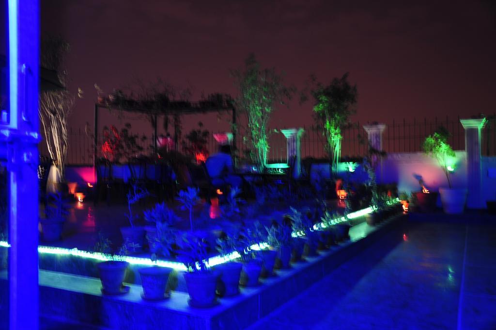 Hotel Sarthak Palace Near Karol Bagh Metro Station New Delhi Exterior photo