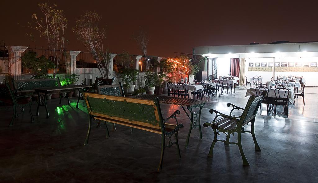 Hotel Sarthak Palace Near Karol Bagh Metro Station New Delhi Exterior photo